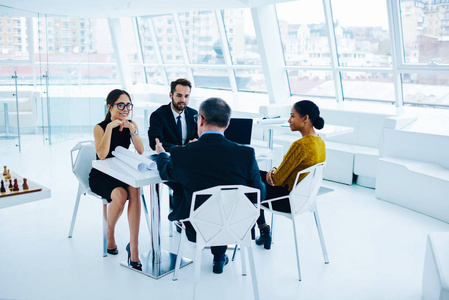 辦公休息間的創(chuàng)意火花 職業(yè)男女同事的投資咨詢(xún)討論